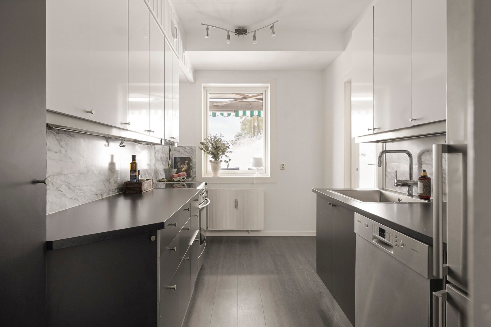 Kjøkkeninnredning med laminerte skrog, slette folierte fronter og benkeplate av laminat med nedfelt oppvaskkum. Galleribilde