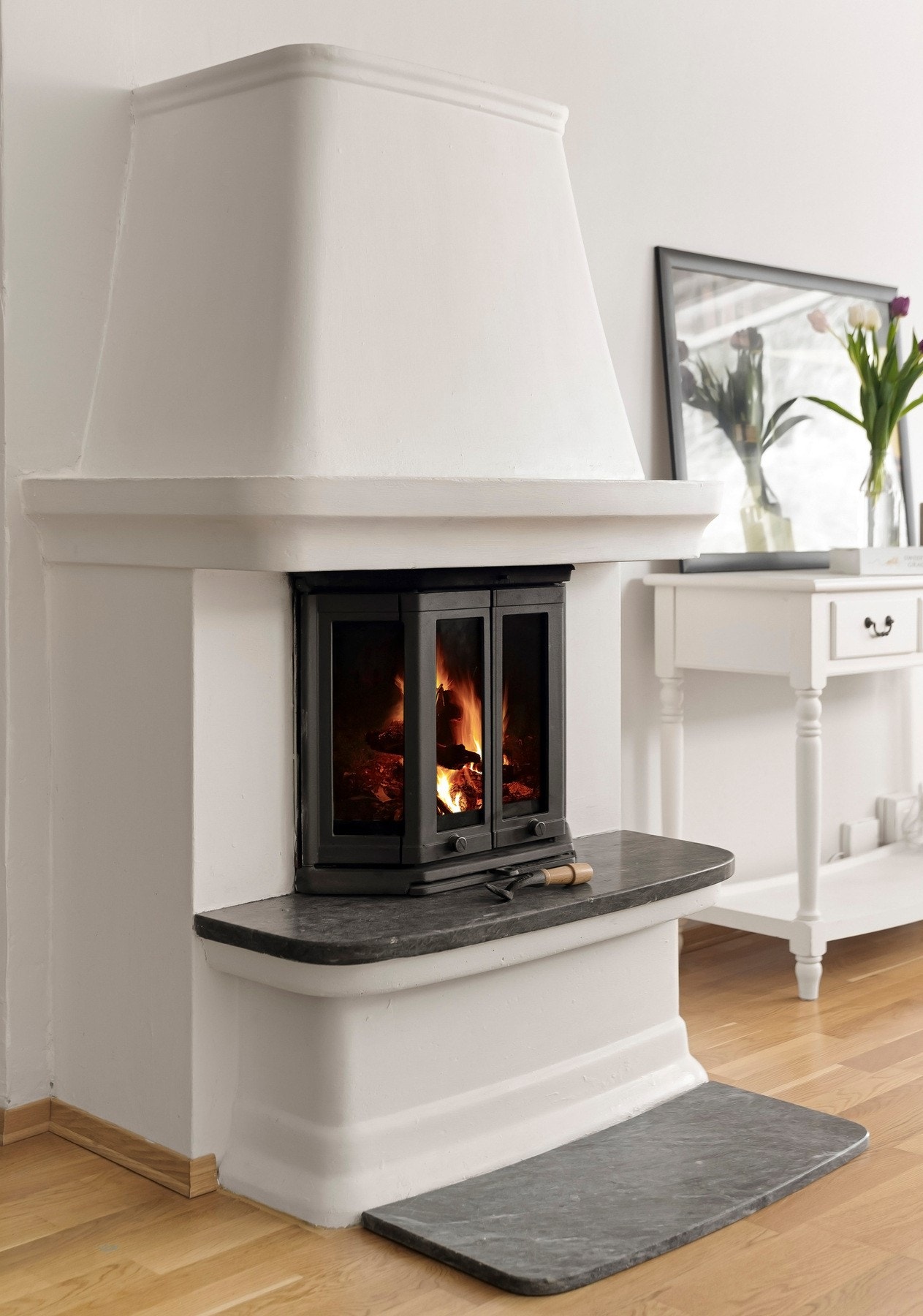 Sentralt i rommet er det en plassbygget peis med innsats, som byr på ekstra varme og lun atmosfære på kalde dager. Galleribilde