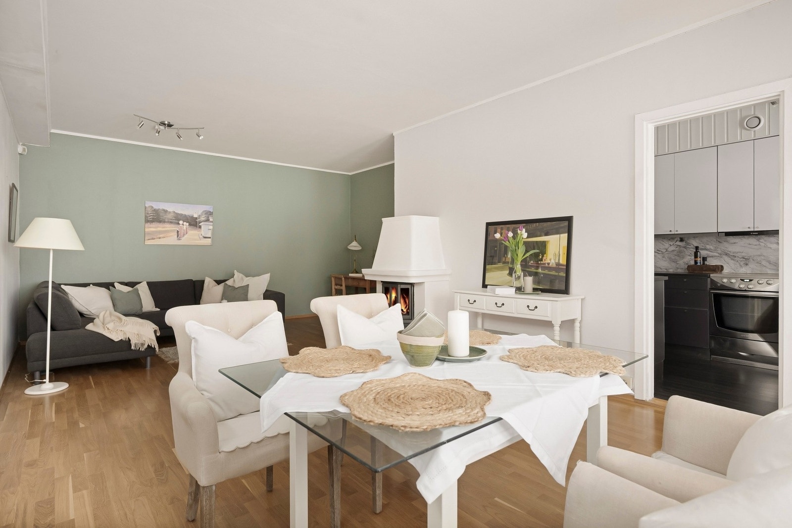 Varmtvann og fyring er inkl. i felleskostnadene, som gir lavere strømkostnader. Galleribilde