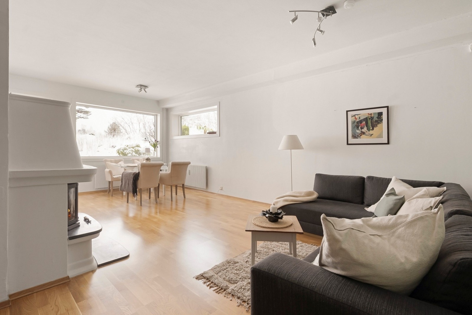 Stuen har god utforming med naturlig plass til en spisegruppe, sofa og TV med tilhørende møblement. Galleribilde