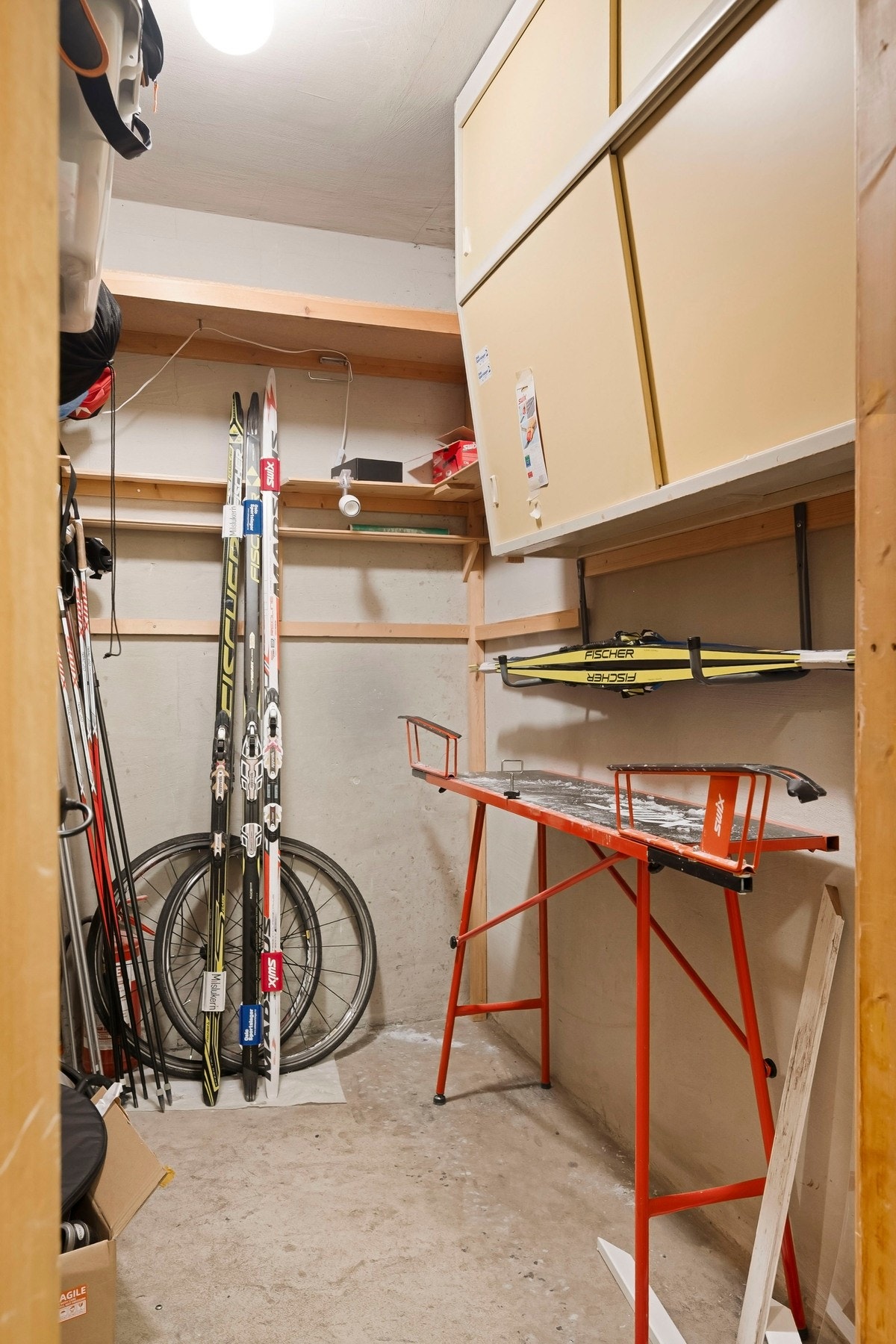 I tillegg disponerer leiligheten en kjellerbod på ca. 5 kvm, skap i kjølerom og egen garasjeplass med elbillader og elektrisk port. Galleribilde