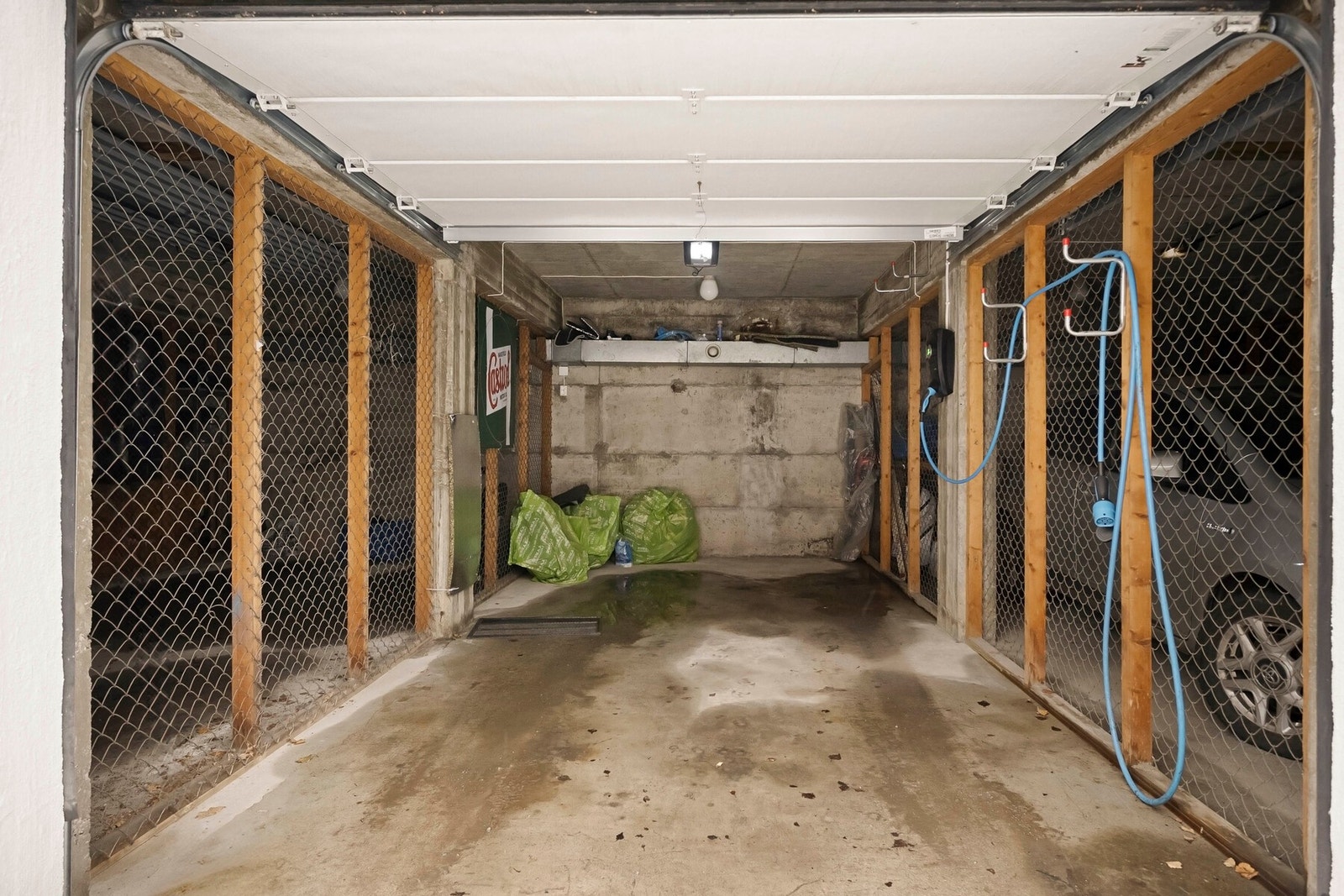 Leiligheten disponerer en garasjeplass med elbillader og elektrisk port. Galleribilde