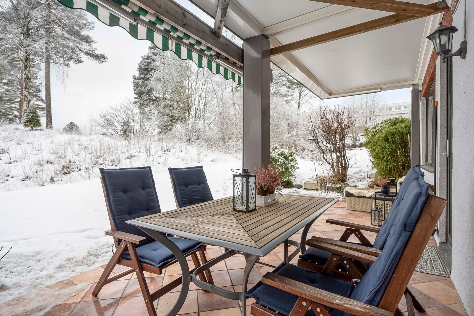 Fra stuen er det utgang til en markterrasse på 21 kvm, med videre adkomst til rolige, felles hageområder. Galleribilde