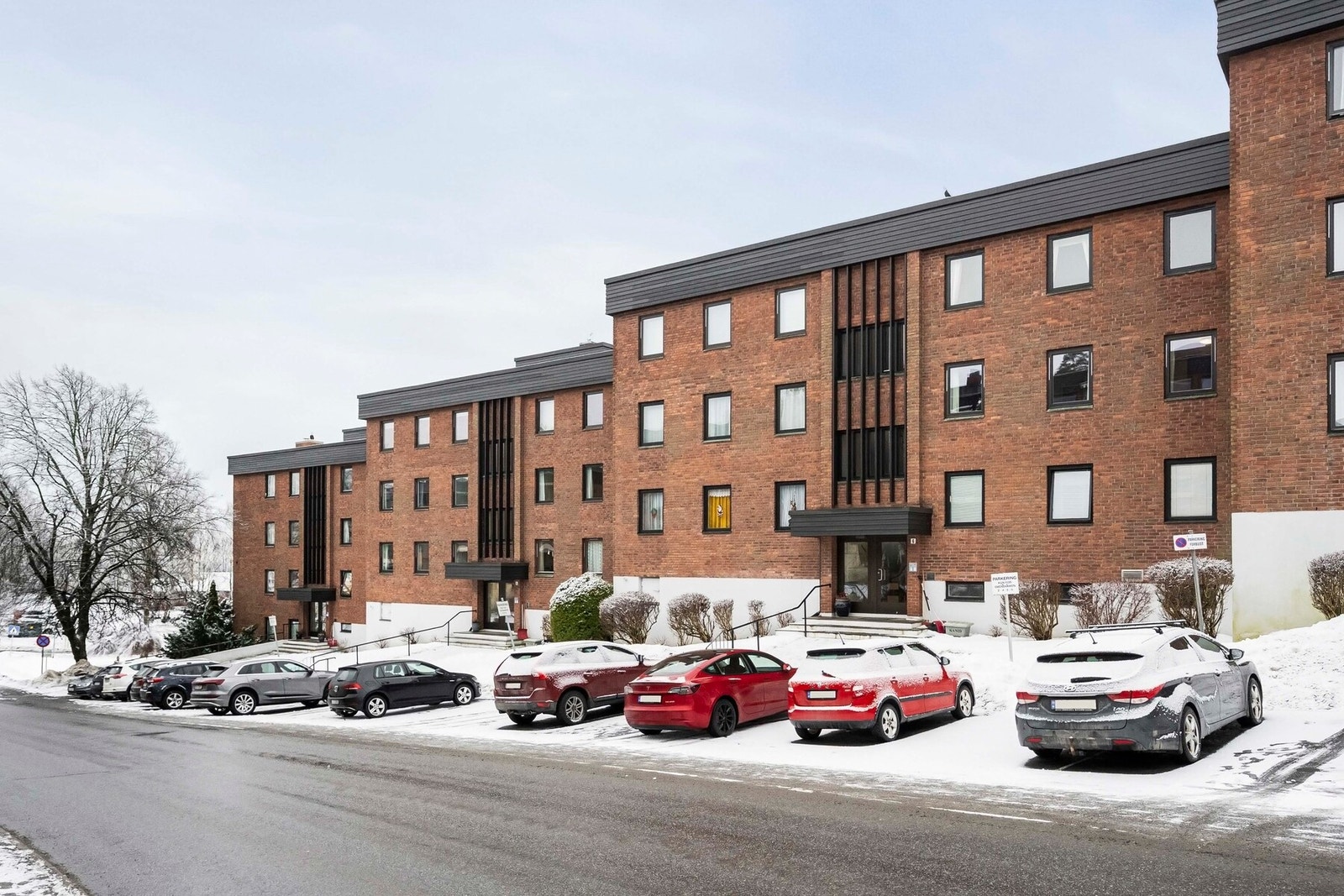 Ellers er det gjesterparkering ved innkjørsel til sameiet og mulighet for å kjøre og parkere foran inngangsdør i kortere perioder som f.eks ved innbæring av mat, middagsbesøk o.l. Galleribilde