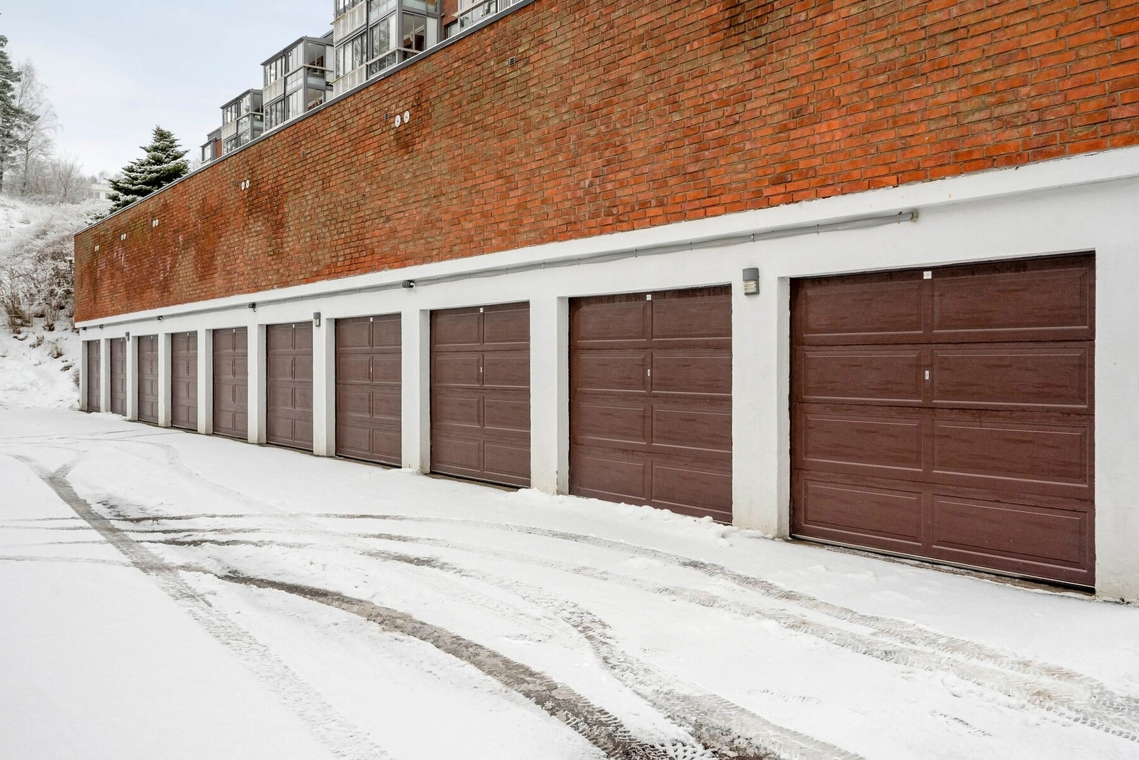 I tillegg disponerer leiligheten en kjellerbod på ca. 5 kvm, skap i kjølerom og egen garasjeplass med elbillader og elektrisk port. Galleribilde