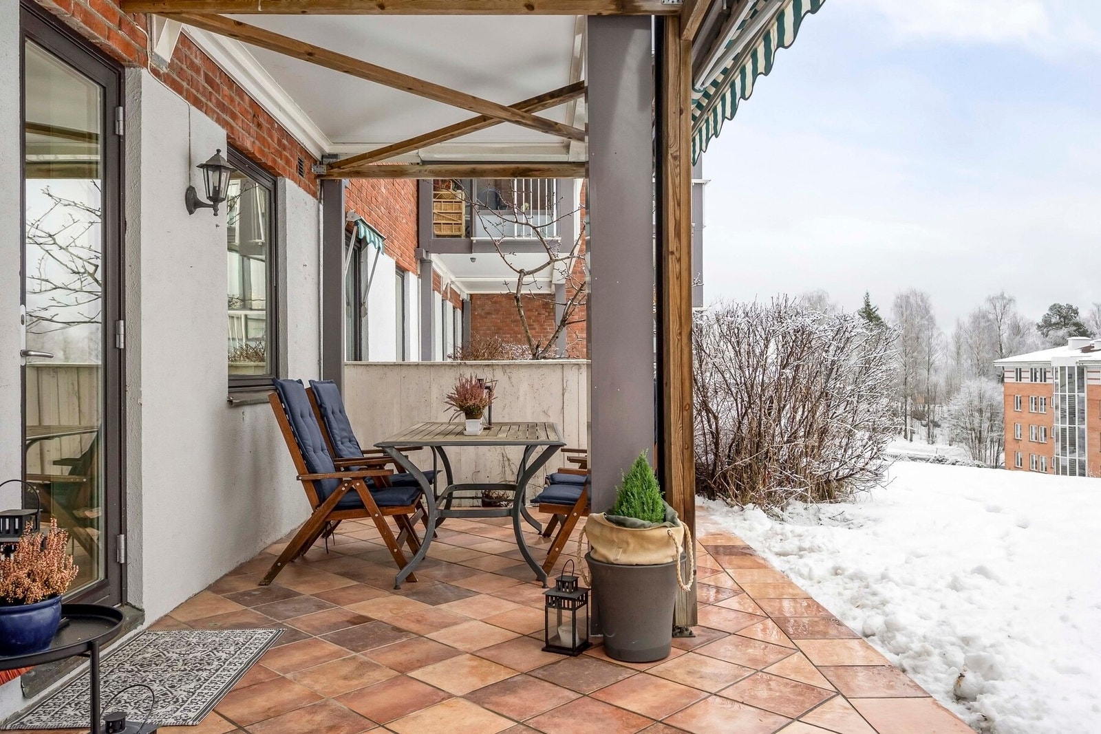 Markterrassen vender mot sydvest og byr på gode solforhold med sol fra ca. kl. 10/11.00 til solnedgang på sommerstid. Galleribilde