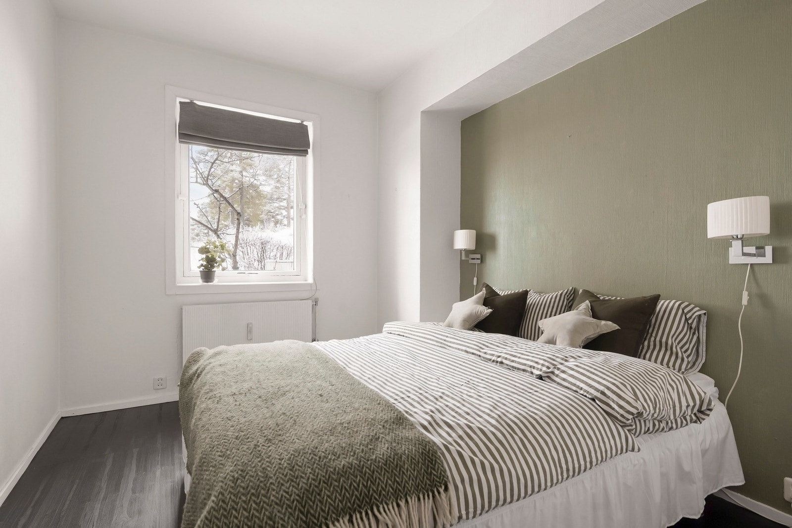 Det er god plass til en dobbeltseng, nattbord og dekor. Galleribilde