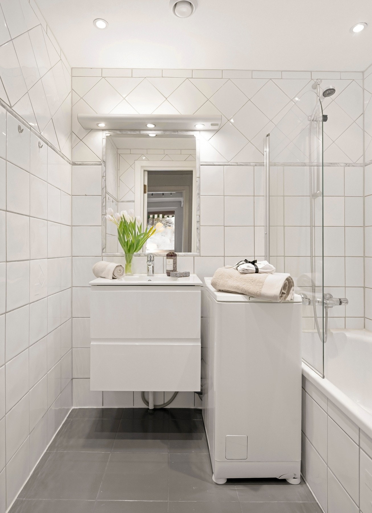 Leiligheten har et pent, flislagt bad med behagelig gulvvarme. Galleribilde