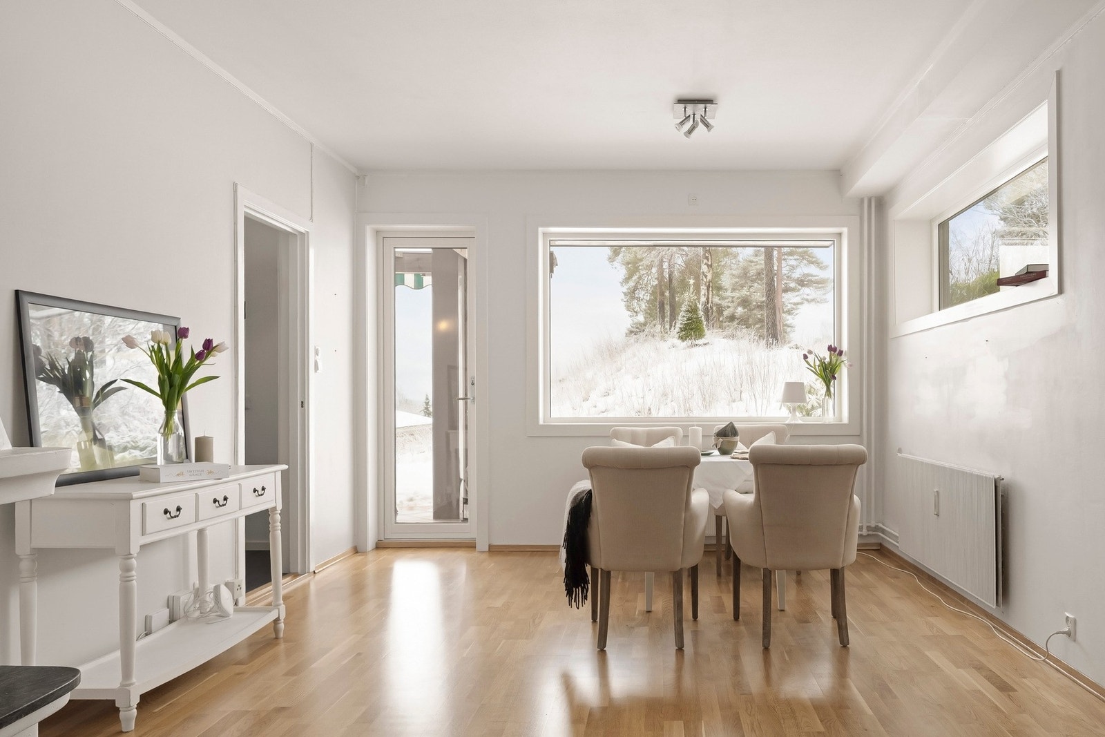 Boligens sosiale sone er lys og innbydende. Galleribilde