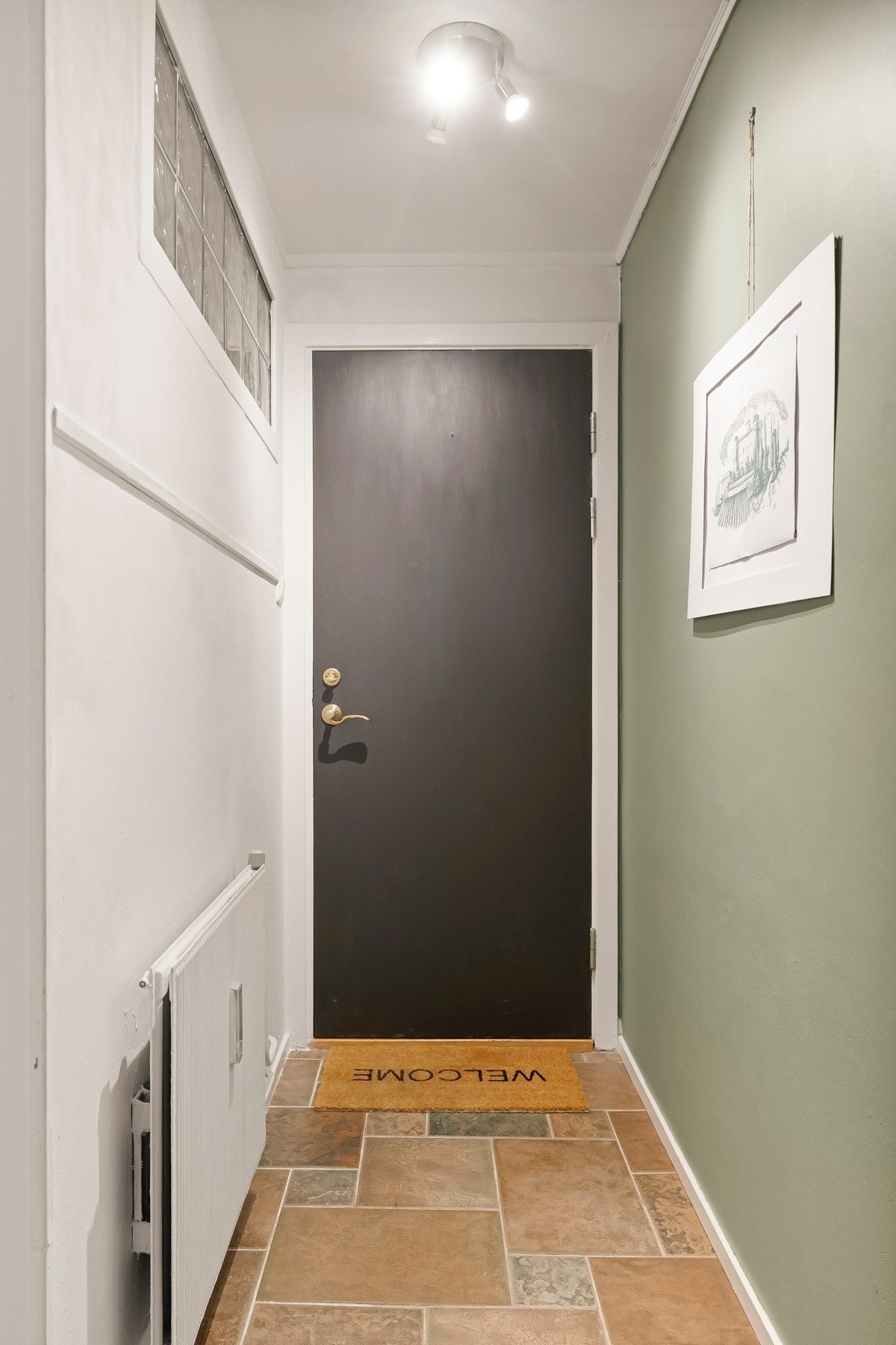 Boligen har leilighetsdør med brann-/lydmotstand og enkel adkomst på få trappetrinn via felles trappegang med callinganlegg. Galleribilde