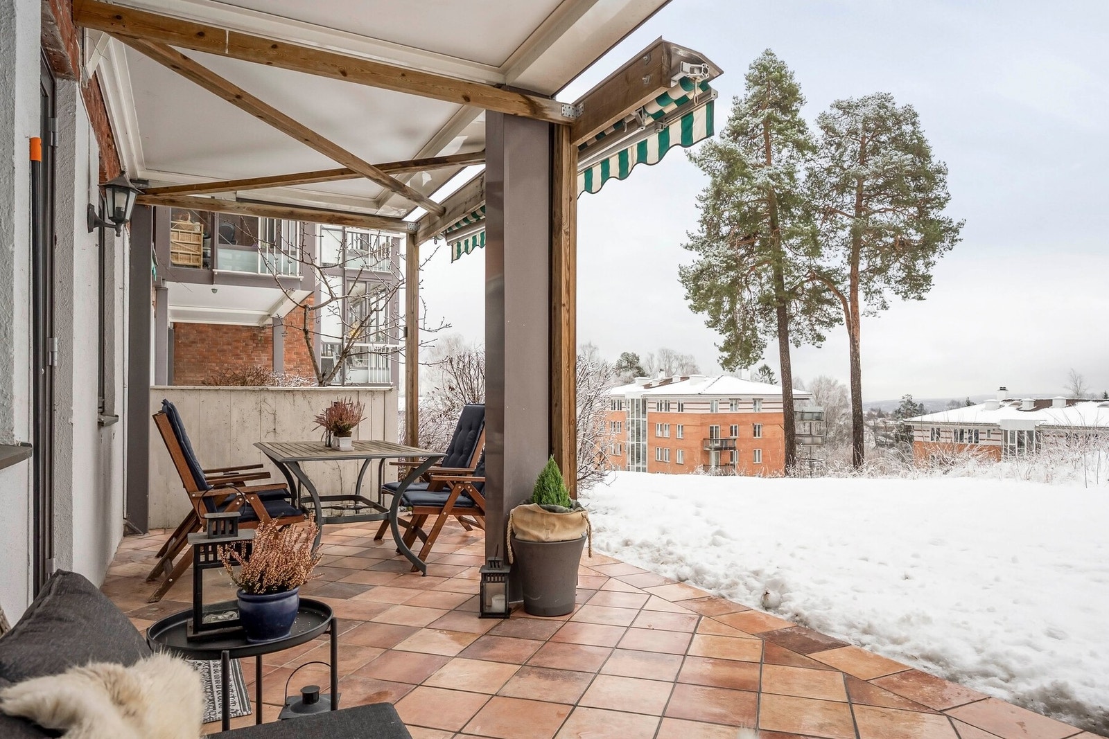 Her har du god plass til en sittegruppe, grill og dekorativ beplantning. Galleribilde