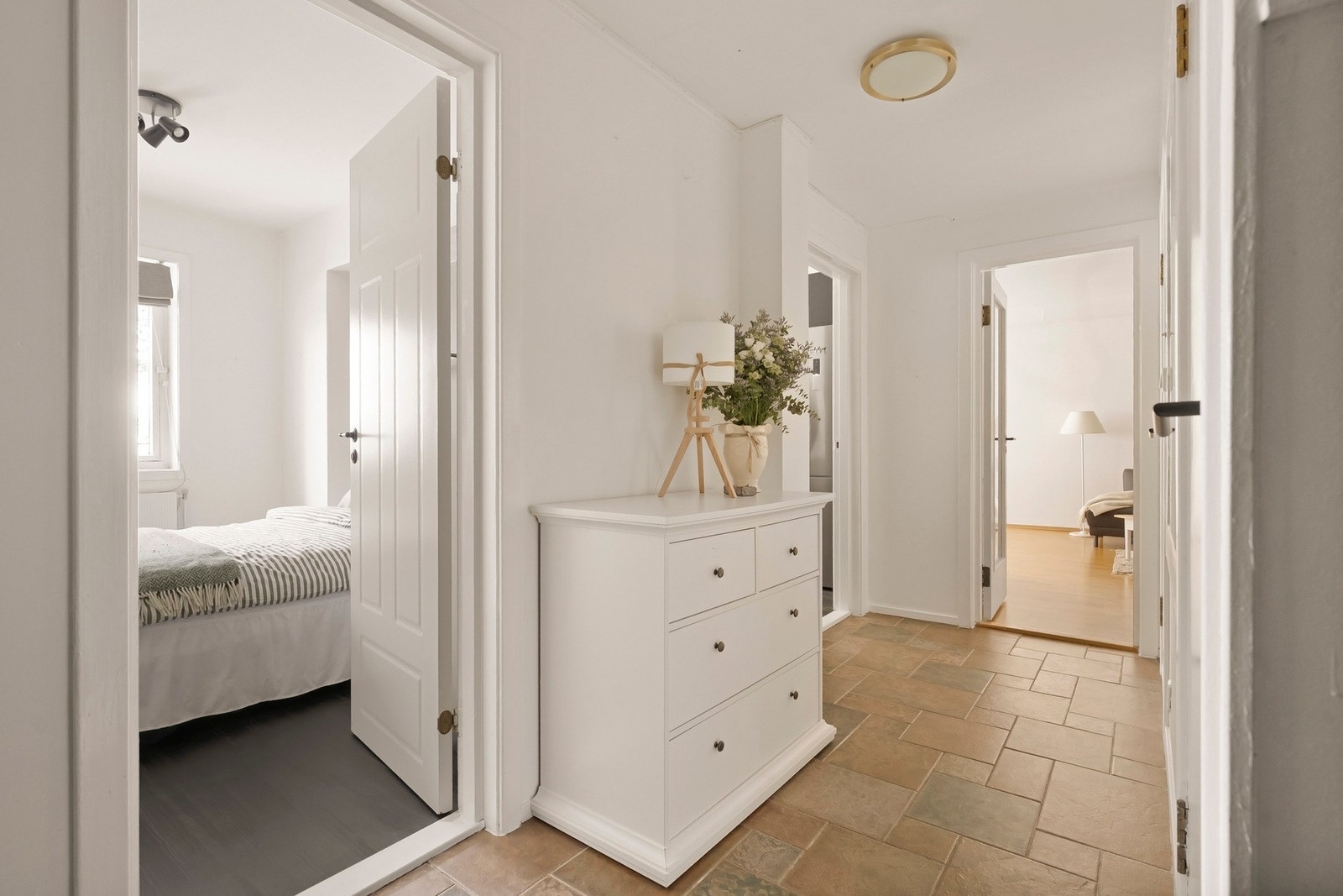 Gulvet er belagt med flis og veggene er malt lyse. Galleribilde