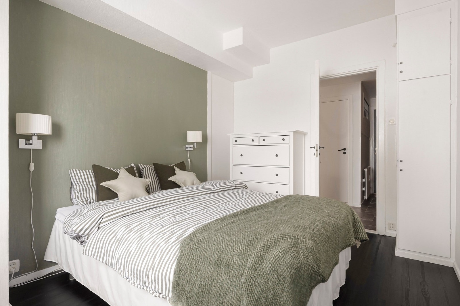 Boligen har et stort og fint soverom med plassbygget garderobeskap. Galleribilde