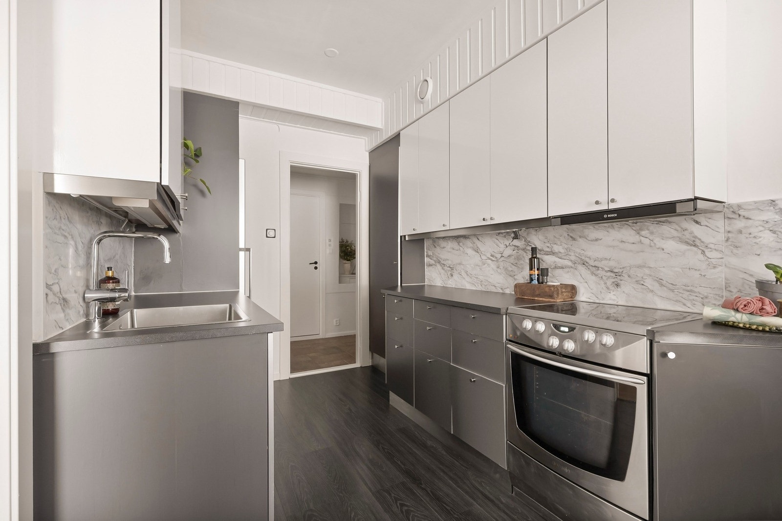 Kjøkkenet ligger i praktisk tilknytning til stuen, i separat rom. Galleribilde