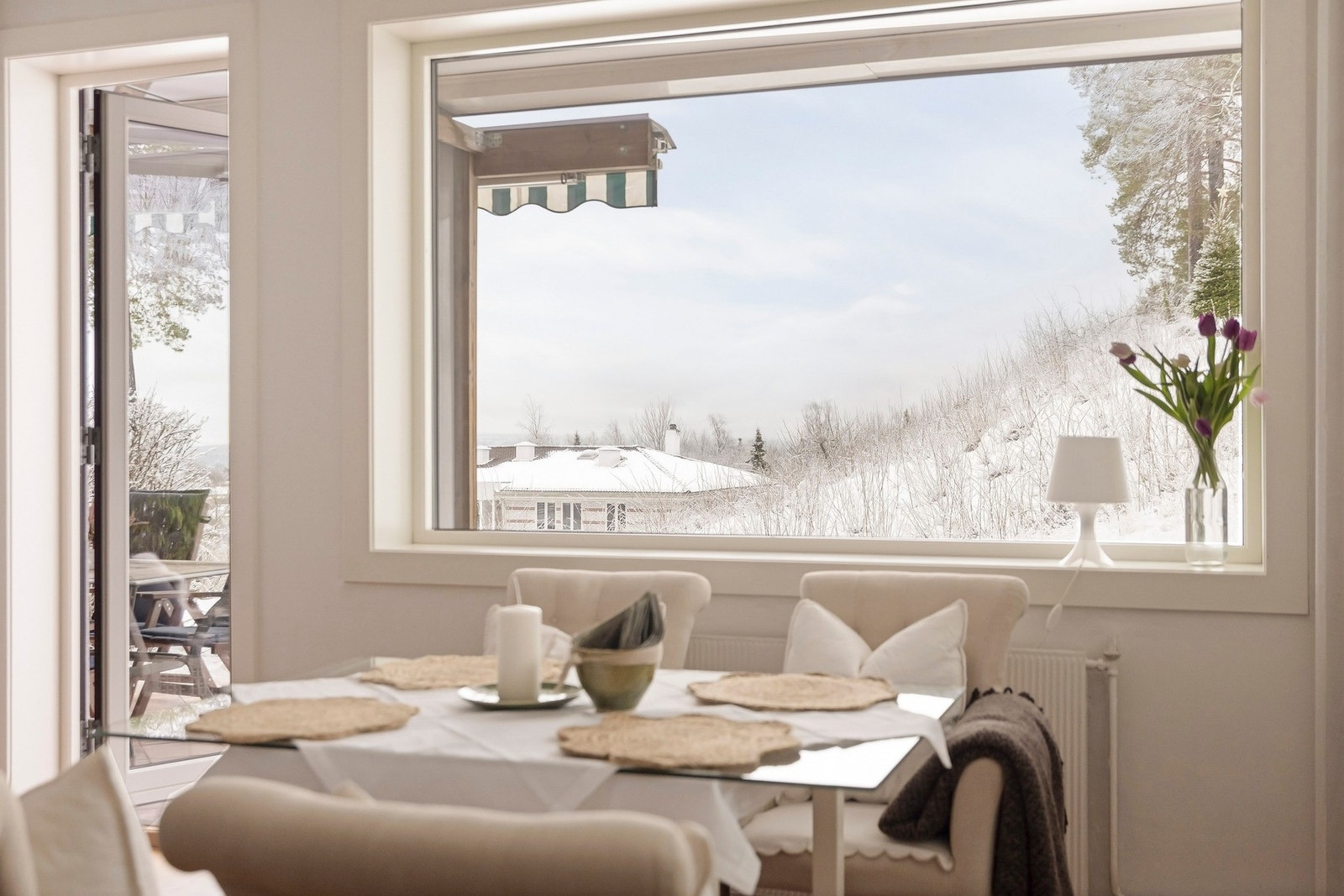 Leiligheten har en skjermet beliggenhet i byggets u. etasje, uten innsyn og med enkel adkomst på få trappetrinn. Galleribilde