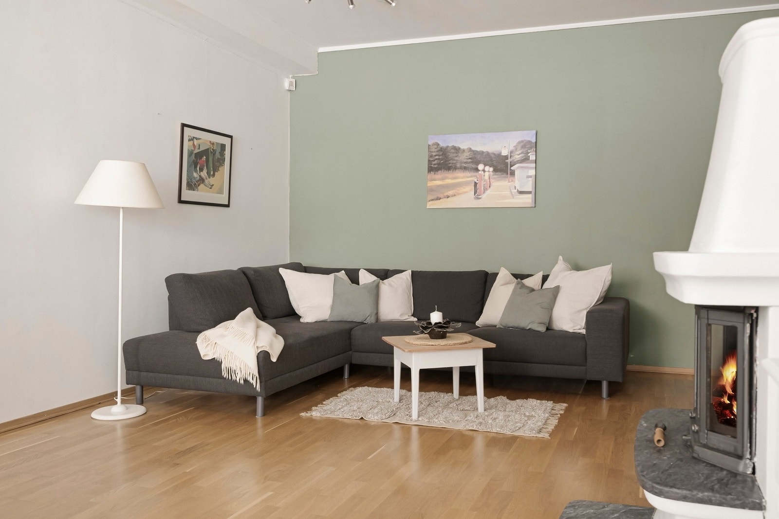 Veggene er malt i et tidsriktig fargevalg og gulvet er dekket med eikeparkett. Galleribilde