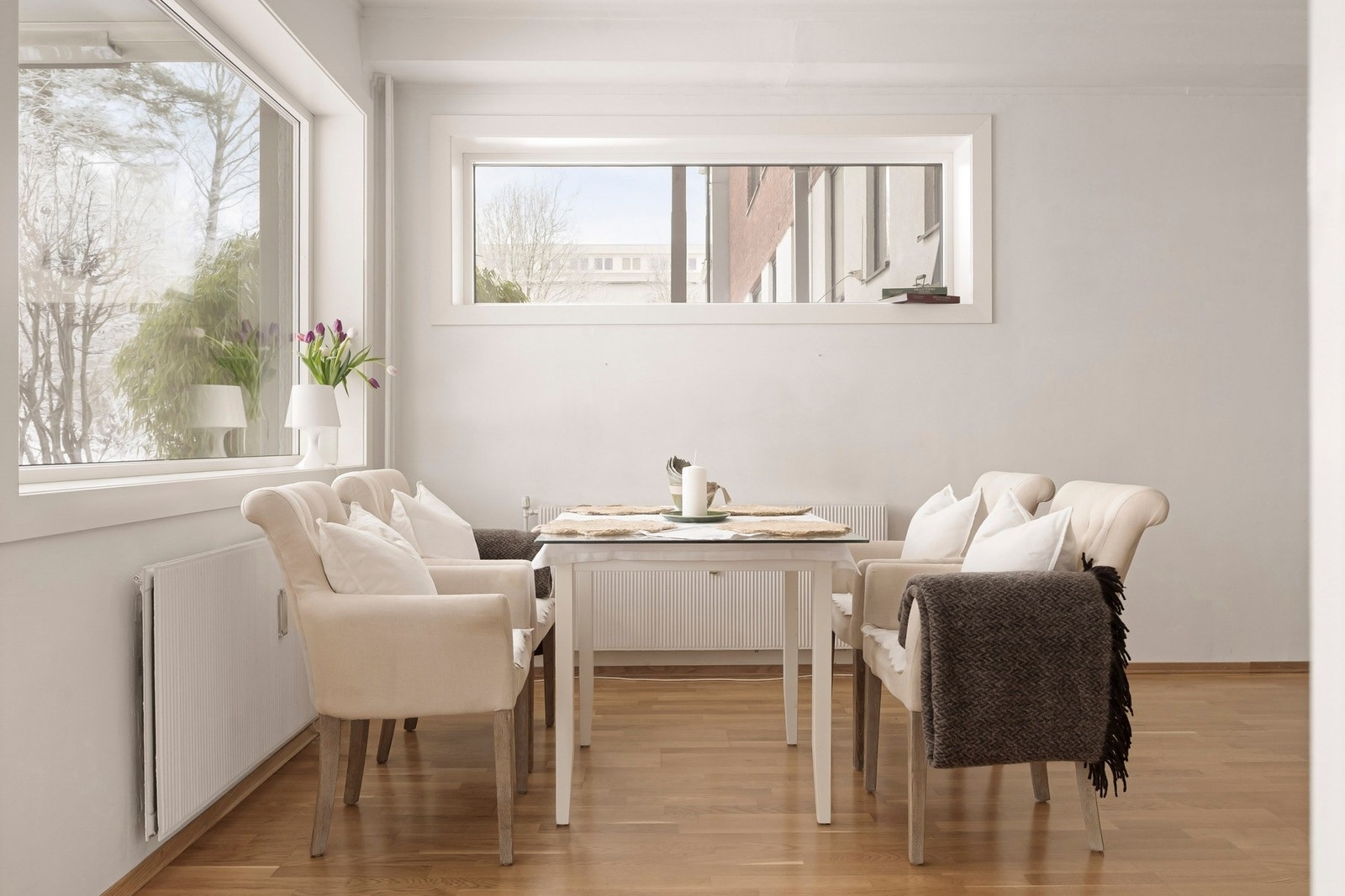 Stuen har god utforming med naturlig plass til en spisegruppe, sofa og TV med tilhørende møblement. Galleribilde