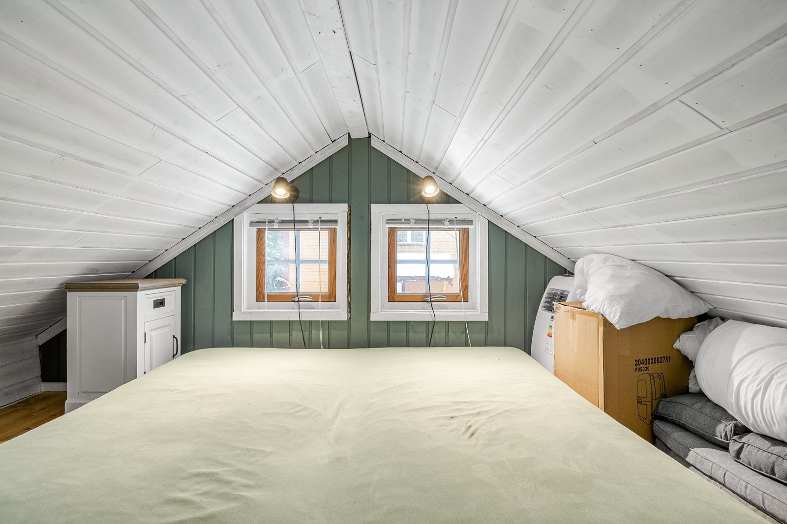 Hems har ikke målbart areal, men gulvflate på ca. 9 m2. Ikke godkjent til varig opphold. Se pkt. "Ferdigattest/brukstillatelse" for mer informasjon. Galleribilde