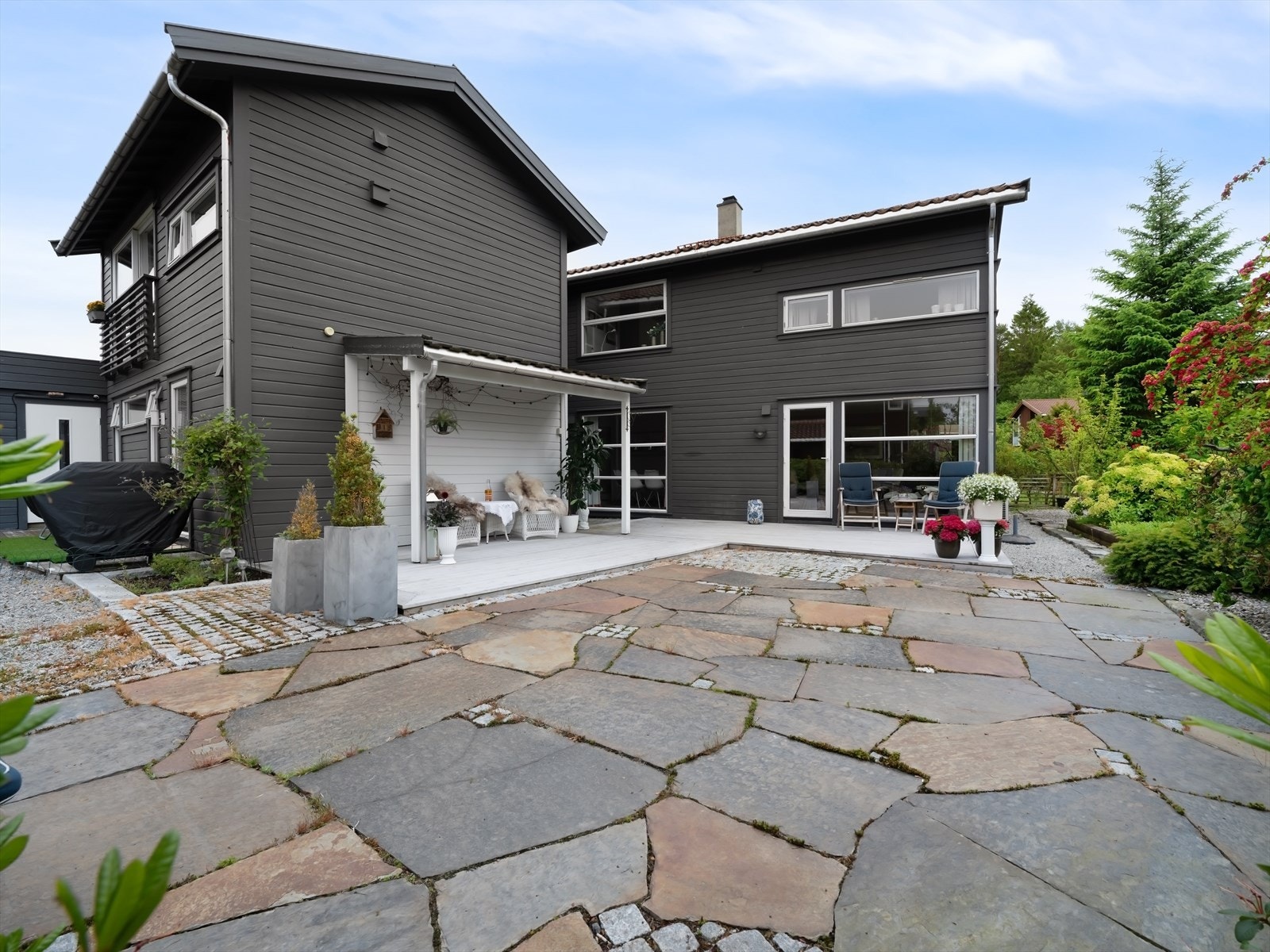 Enkelt å ta maten ut på fine dager. Romslig terrasse med delvis takoverbygg for å sitte i le på varme dager, eller for duskregn. Galleribilde