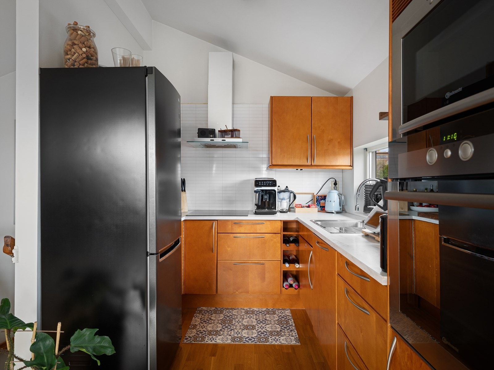 Utleiehus: Fint plassert kjøkken for optimal møblering av stuen i flere soner. Mye naturlig lys med vinduer på alle kanter. Galleribilde