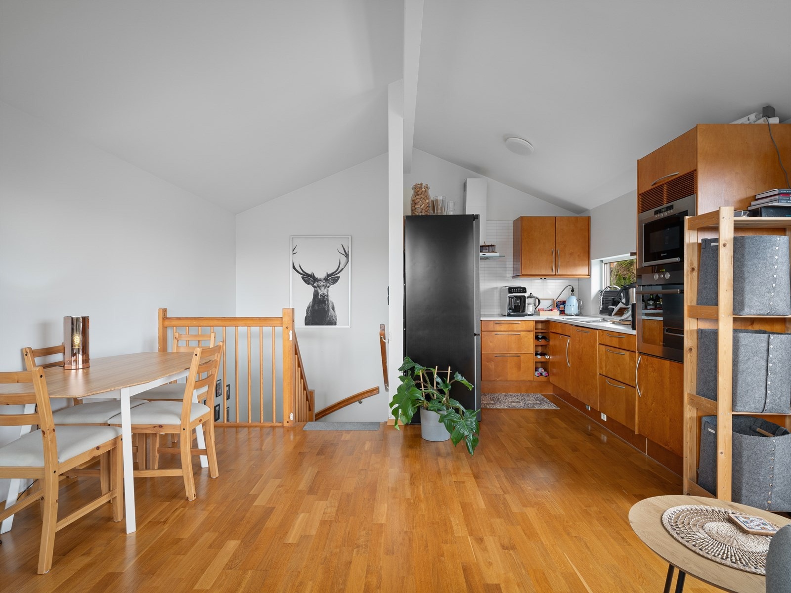 Utleiehuset: Smart kjøkkenløsning trukket inn i innhukk. Fransk balkong med skyvedør om du vil lufte. Enkelt å leie ut om du vil bo billig. Galleribilde