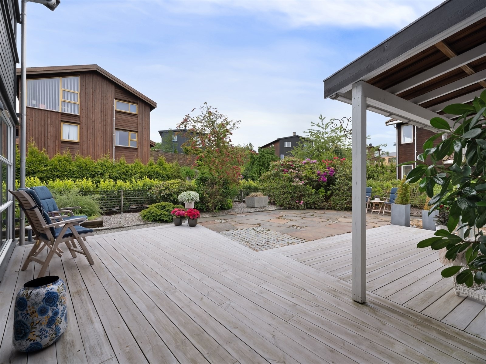 Fin flyt mellom inne og ute, samt rikelig med plass til å underholde besøk. Trygge rammer for barn og små dyr. Galleribilde