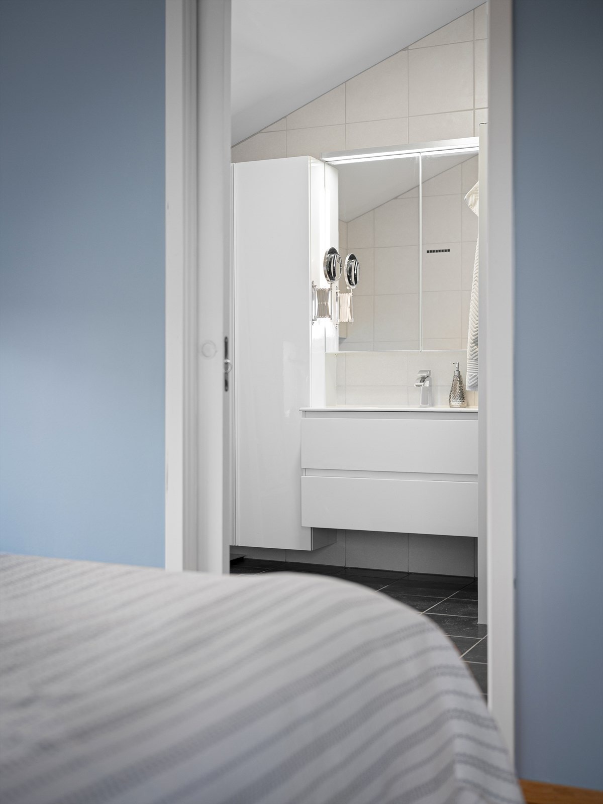 Privat, enkel tilgang til badet. Mastersuite med walk in garderobe og stort soverom. Galleribilde