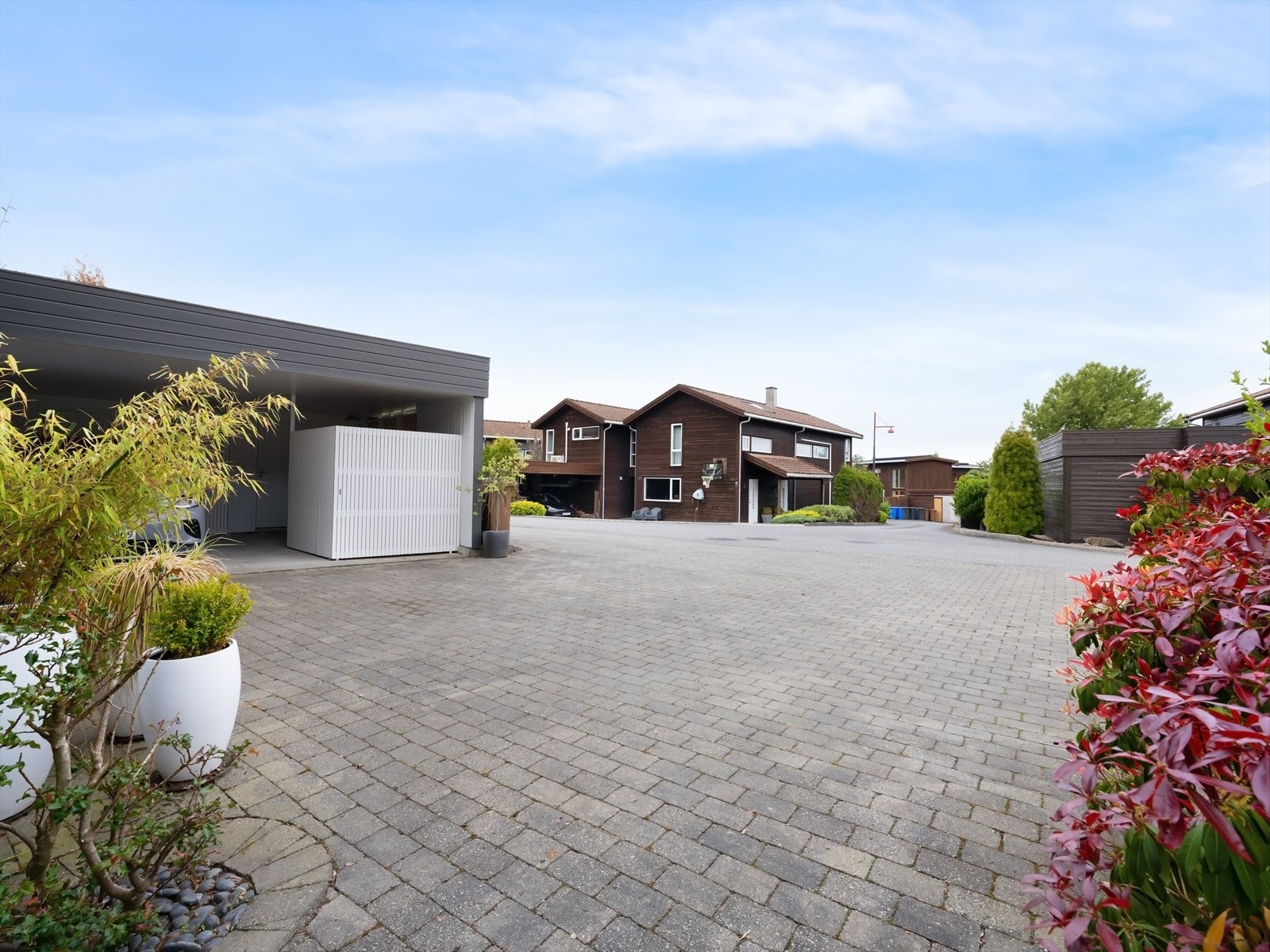 Sykkelparkering og lagring i tillegg til bil i carport. Leietaker har egen parkering på baksiden. Galleribilde