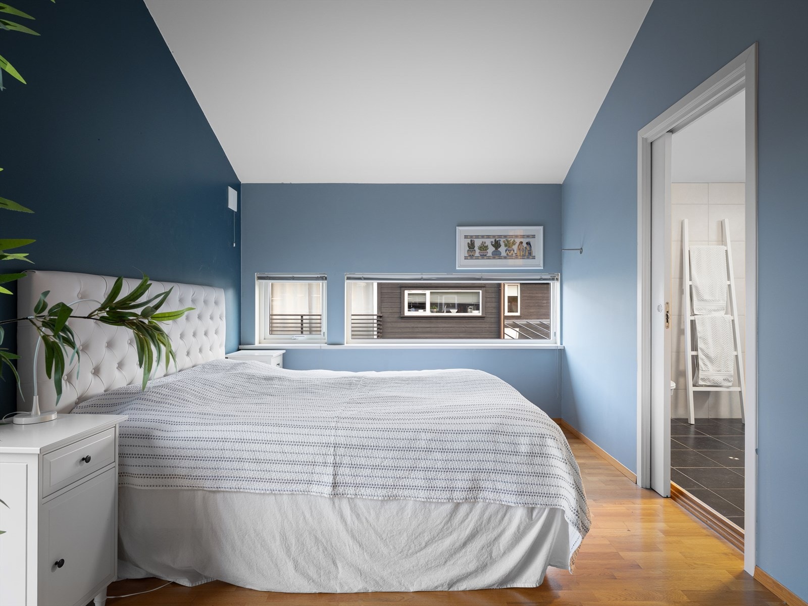 Enkel tilgang til badet. Privat. Hovedsoverom med ekstra takhøyde og walk in garderobe. God plass til skap, påkledningsbenk, kommoder og nattbord. Galleribilde