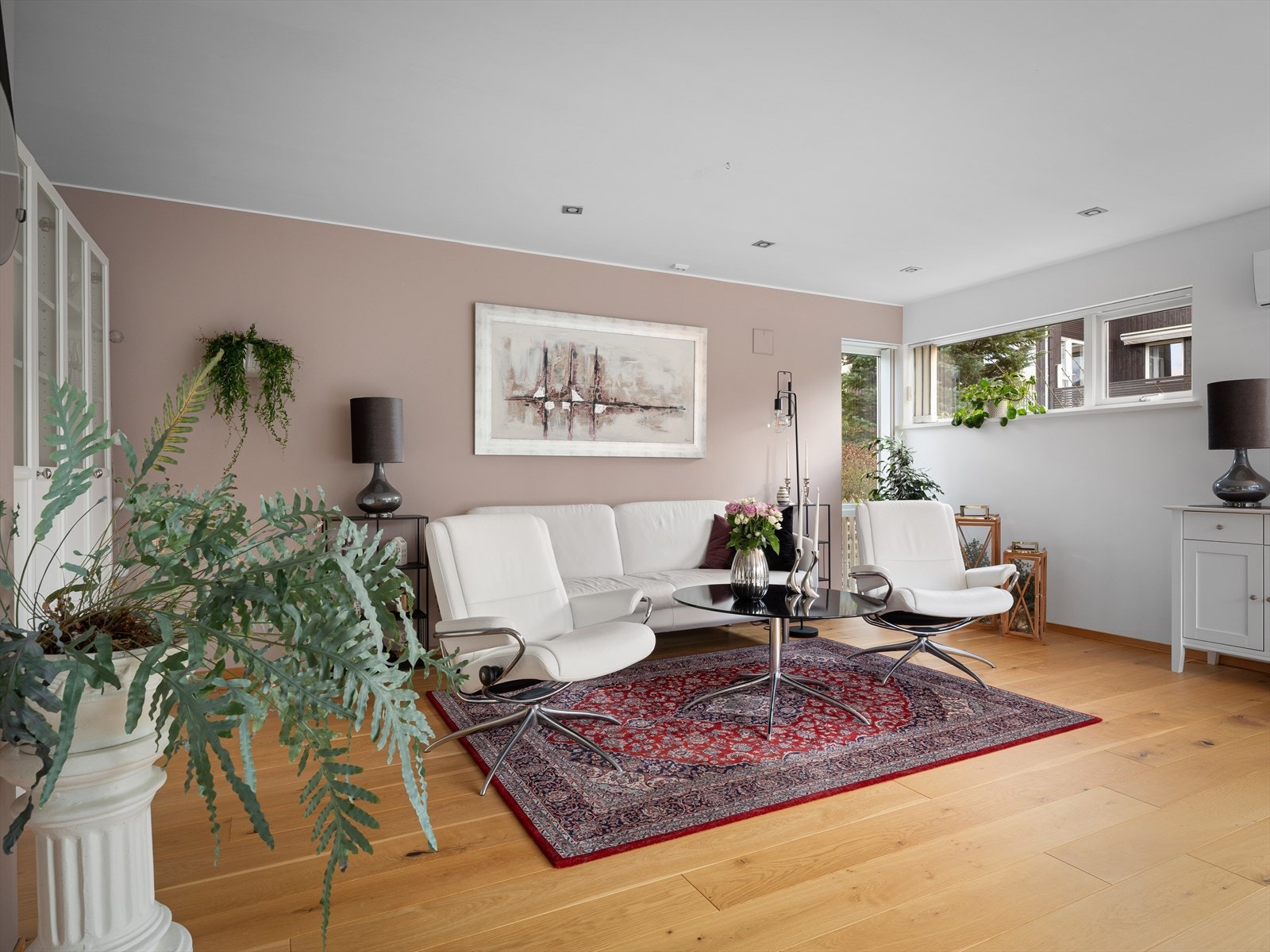 Innbydende, delikate toner og kontraster - skaper høy trivsel. Rikelig med plass til store sofagrupper og besøk. Galleribilde