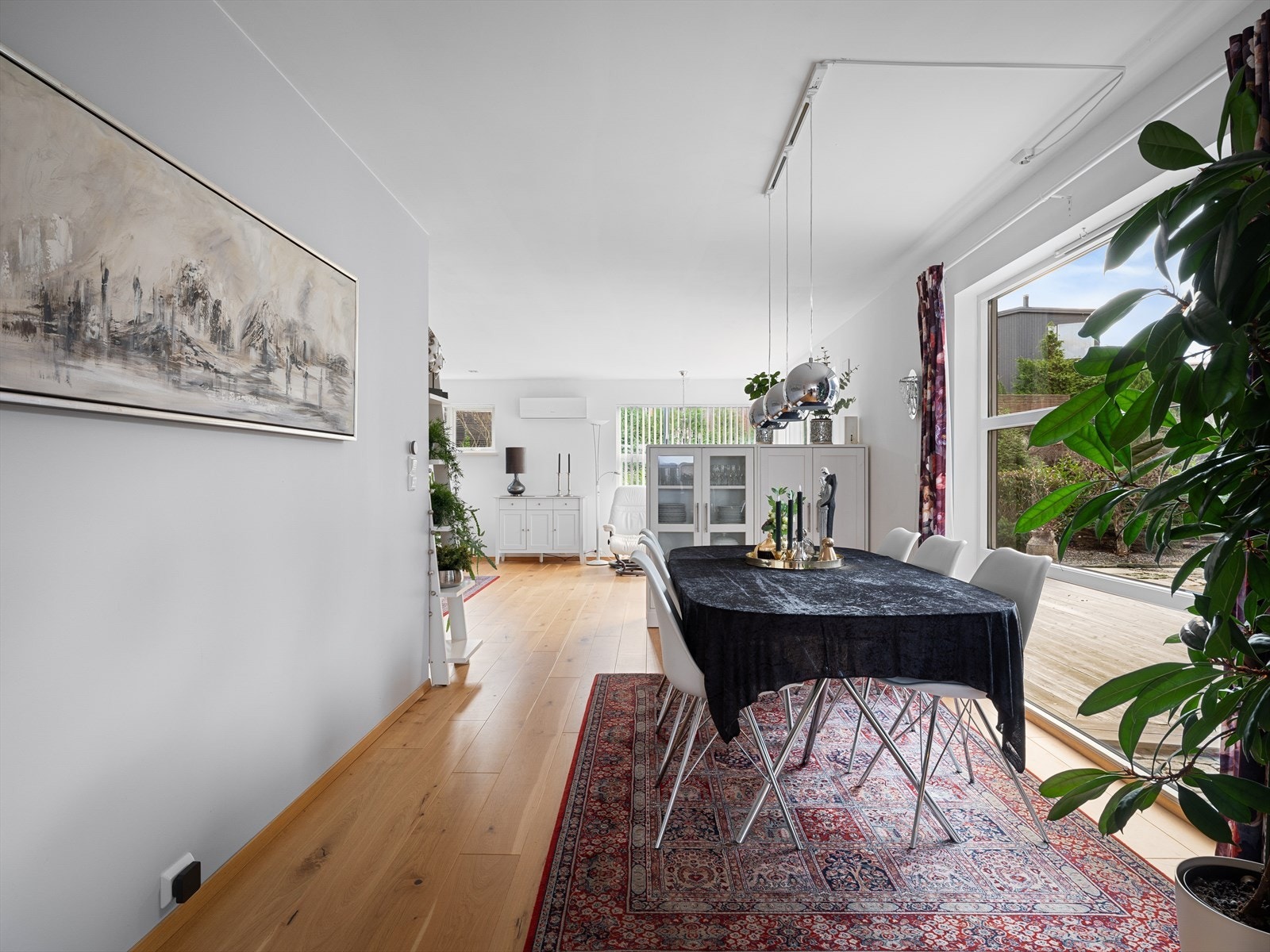 En planløsning med god flyt og optimalisering av møblering i ulike soner. Kjøkken trukket tilbake, med mulighet for lang spisestue, og videre en stor dagligstue. Galleribilde