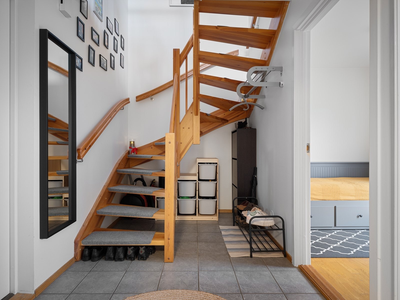 Utleiehuset: Entre/gang med direkte tilgang til de to soverommene og badet. Lagring under trapp. Galleribilde