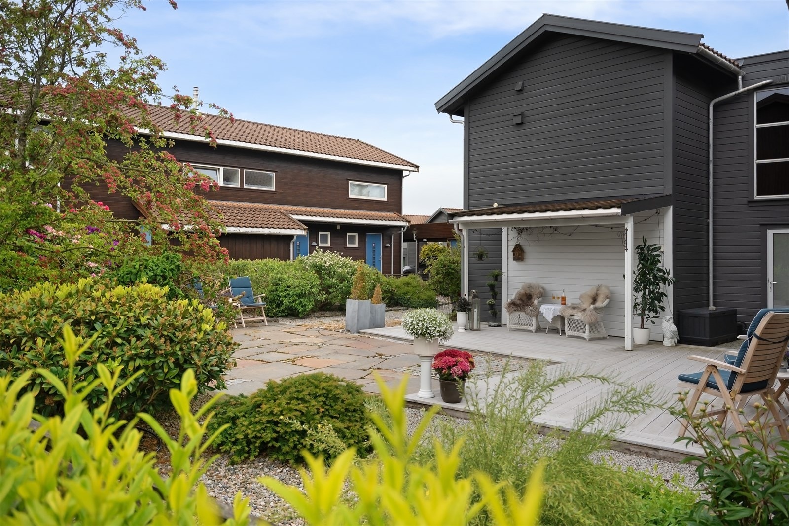 Fin flyt mellom inne og ute, samt rikelig med plass til å underholde besøk. Trygge rammer for barn og små dyr. Galleribilde