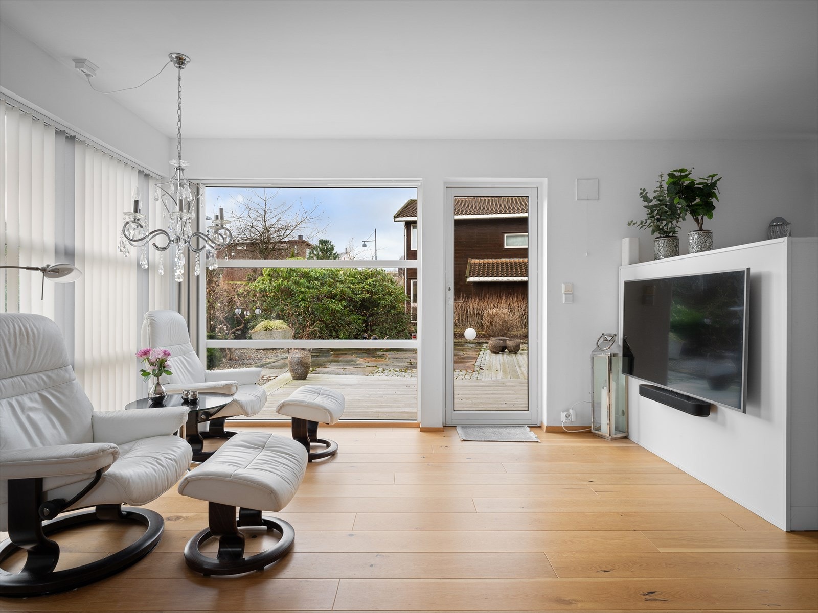 Smart halvvegg deler av stuen og skaper en god flyt i møbleringen av de ulike sonene. Rikelig med vinduer for naturlig lys, samtidig som du får veggplass til god møblering. Galleribilde