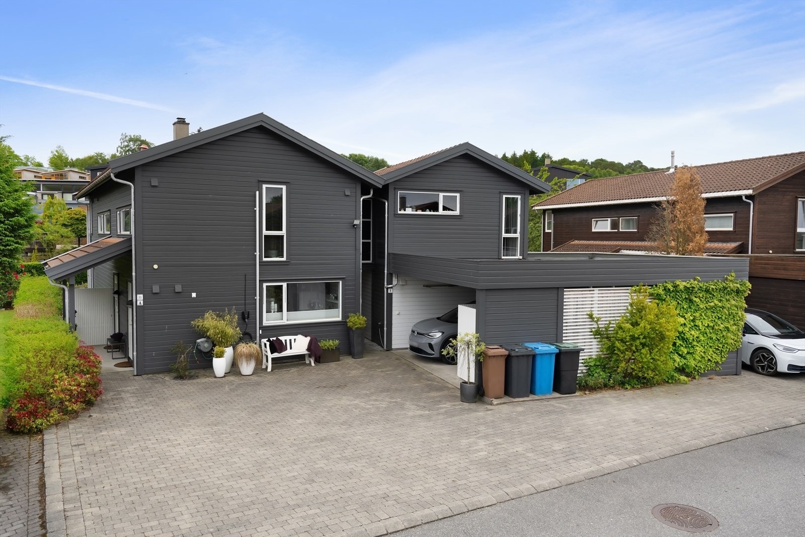 Rolig gate. Luftige omgivelser. Svært god plassering med romslig gårdsrom for rikelig med parkering til både hoveddel og utleiehuset. Galleribilde