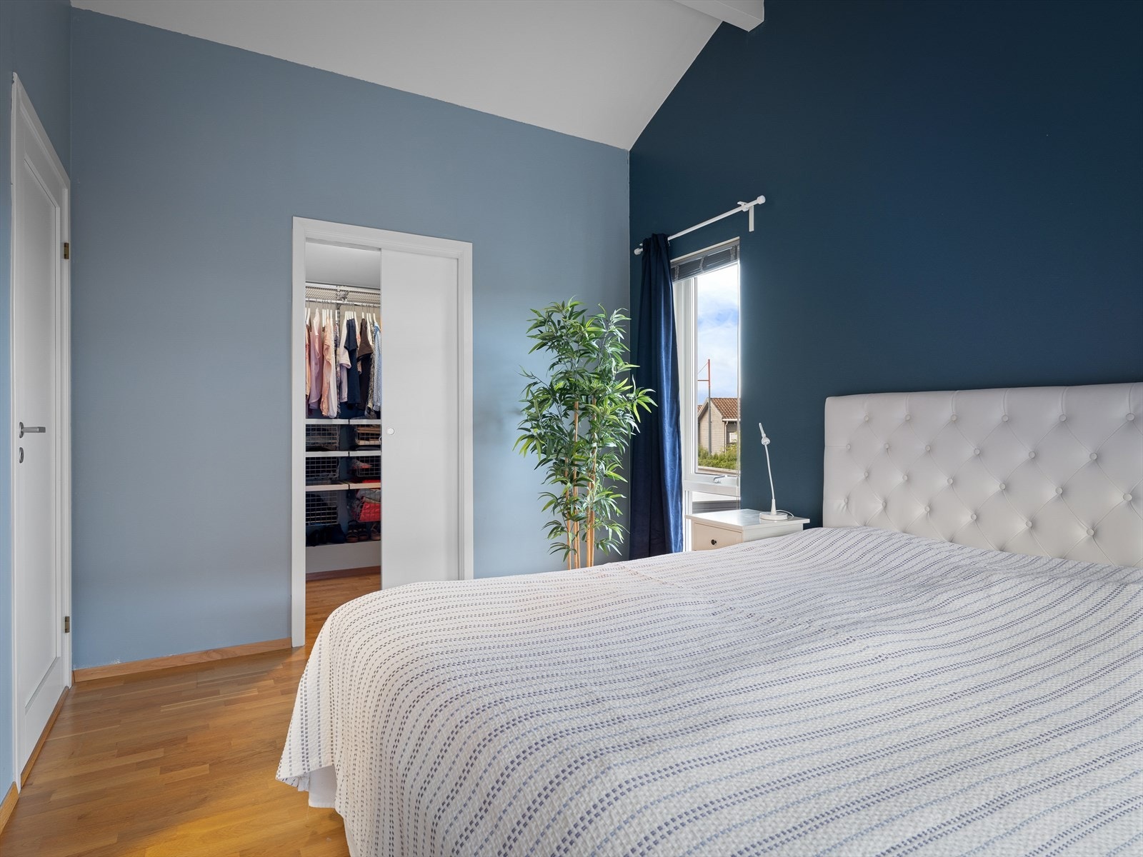 Hovedsoverom med ekstra takhøyde og walk in garderobe. God plass til skap, påkledningsbenk, kommoder og nattbord. Galleribilde