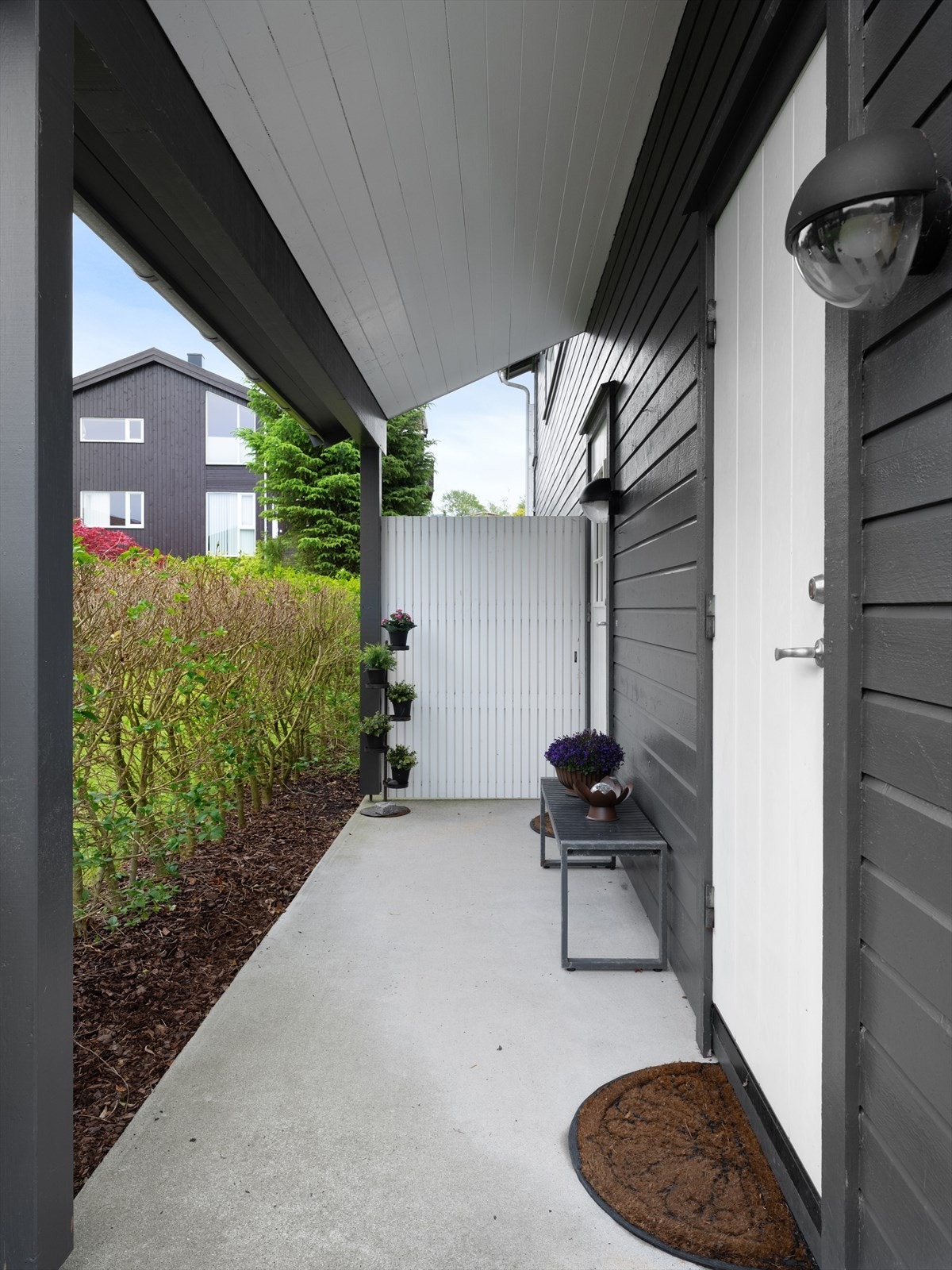 Takoverbygget inngangsparti slik at en står i le for vær og vind. Galleribilde