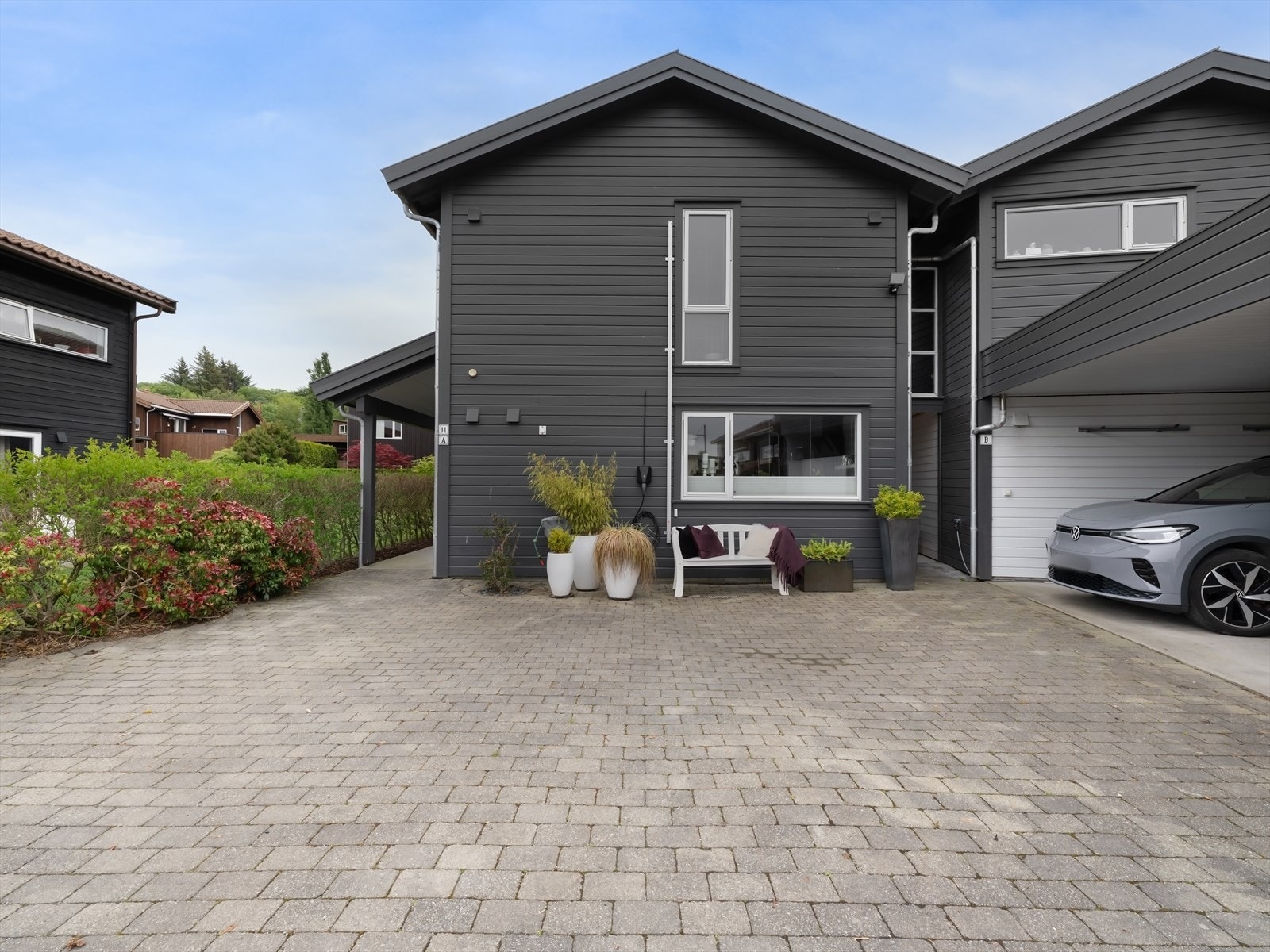 Elbil lader installert. Stor carport for lagring av sykler med mer, i tillegg til bil. Galleribilde