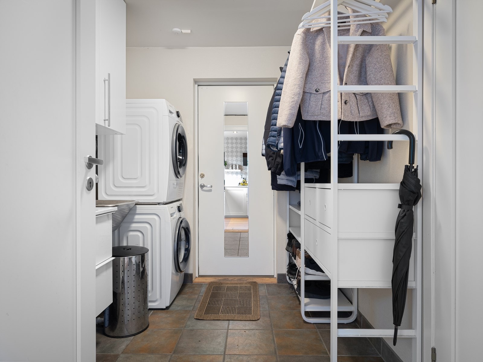 Bi-inngang med skap, oppheng og hyller. Kombinert vaskerom. Perfekt å komme hjem fra tur/trening eller med matvarer rett inn på kjøkken. Galleribilde