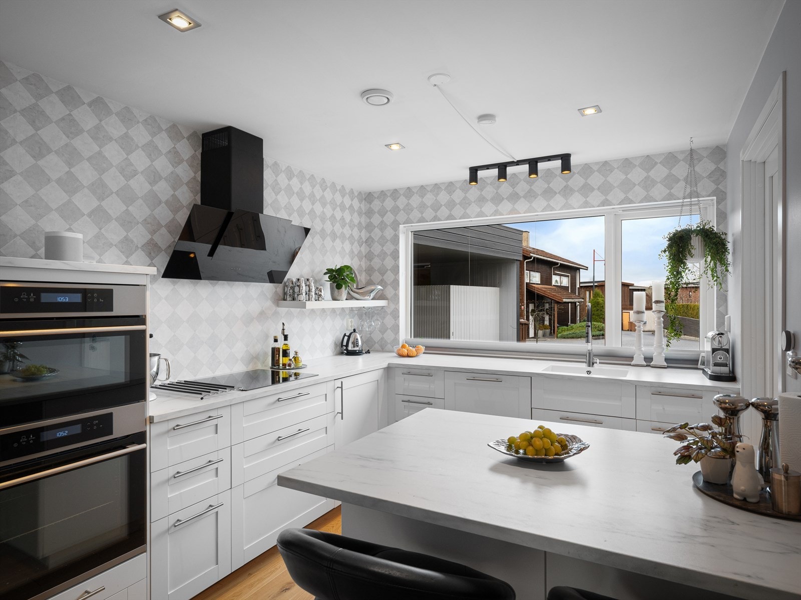 Delikat, tidløst og vært funksjonelt kjøkken med luftig uttrykk uten overskap. Rikelig med arbeidsbenk og øy med barløsning for sosial kaffe eller PC. Galleribilde