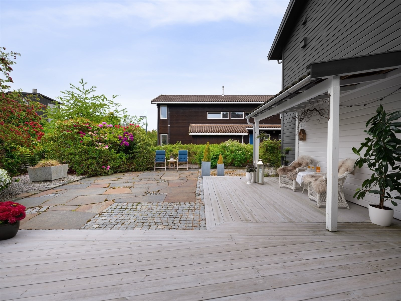 Solrikt. Fin flyt mellom inne og ute, samt rikelig med plass til å underholde besøk. Trygge rammer for barn og små dyr. Galleribilde