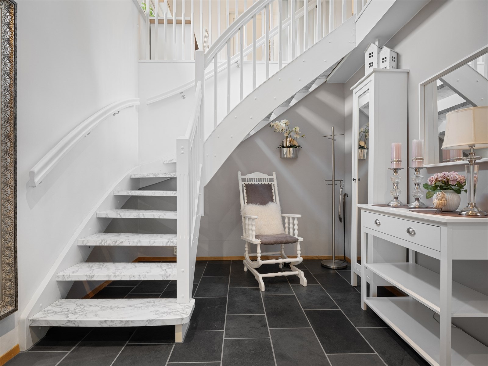 Hovedentre er romslig med solide flis og god plass for kommode, påkledningsstol og oppbevaring. Galleribilde