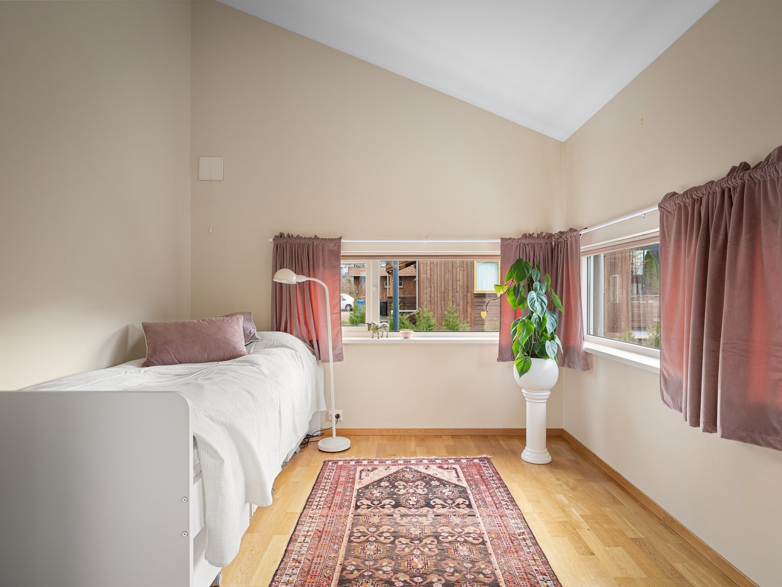 Soverommene er av en slik størrelse at du kan ha gamingpult og mer i tillegg til seng. Barna kan ha en venn på besøk. Ekstra takhøyde. Galleribilde