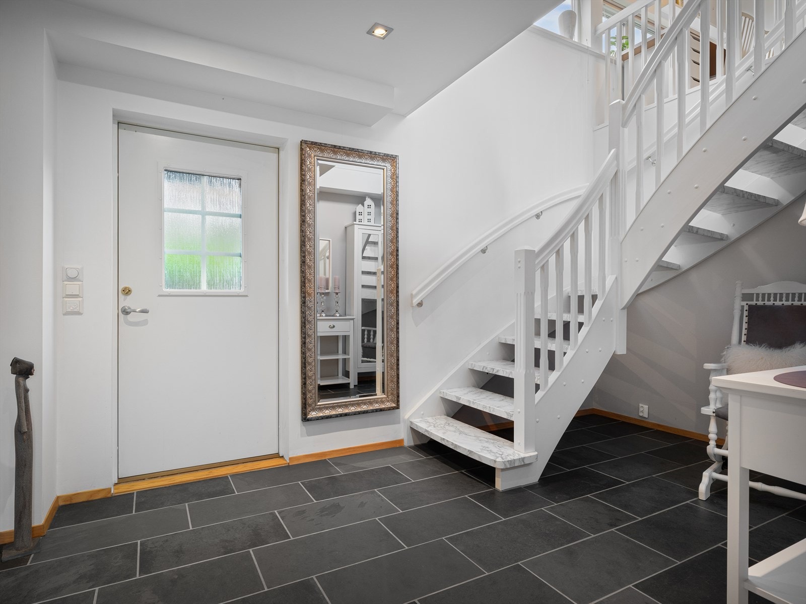 Hovedentre er romslig med solide flis og god plass for kommode, påkledningsstol og oppbevaring. Galleribilde