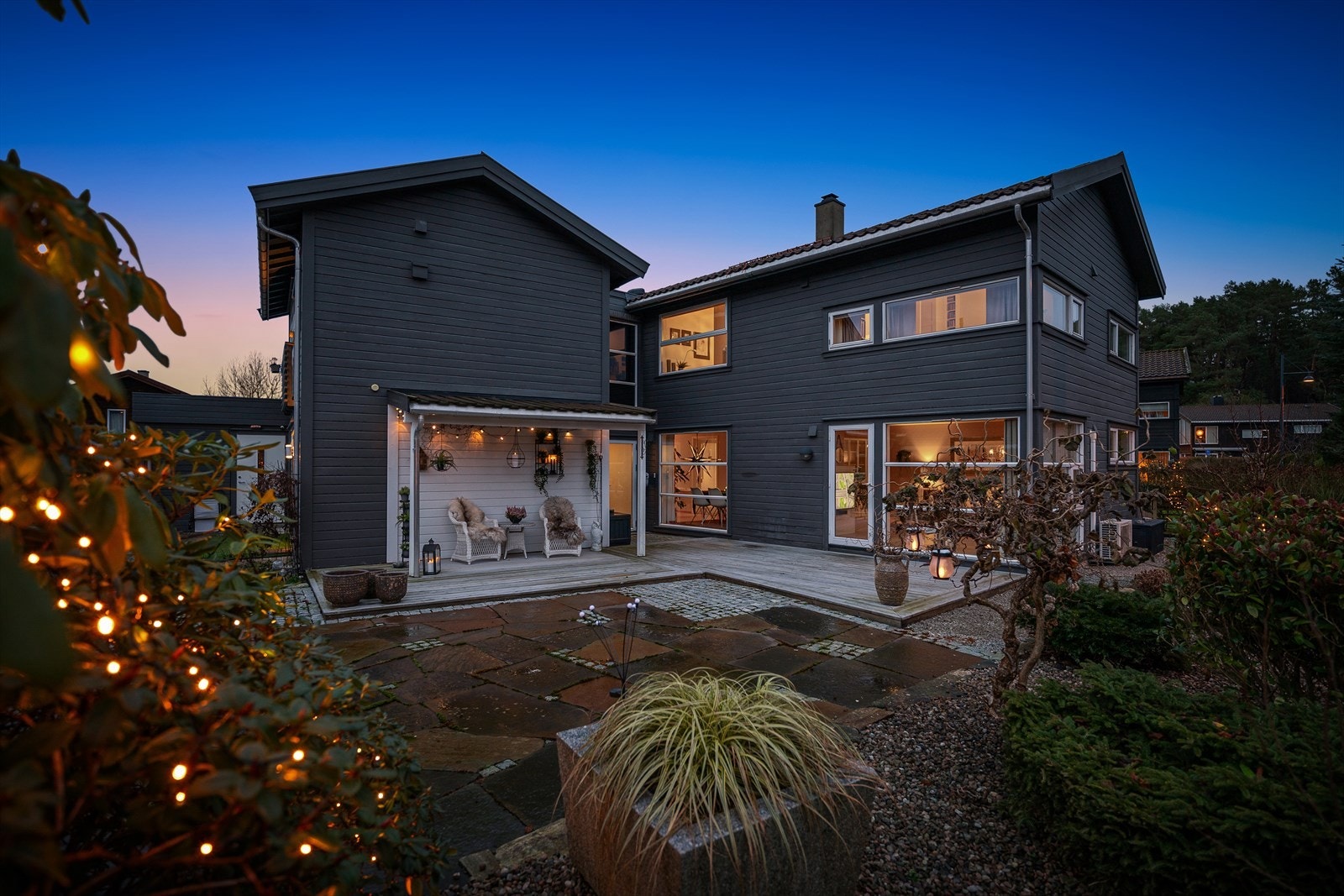 Dan Chruickshank presenterer: Generasjonsbolig/Enebolig på 2 plan m/eget utleiehus som kan integreres i egen del. Komplett opparbeidete, private uterom m/strålende sol. Rolig gate. Luftige omgivelser. Galleribilde