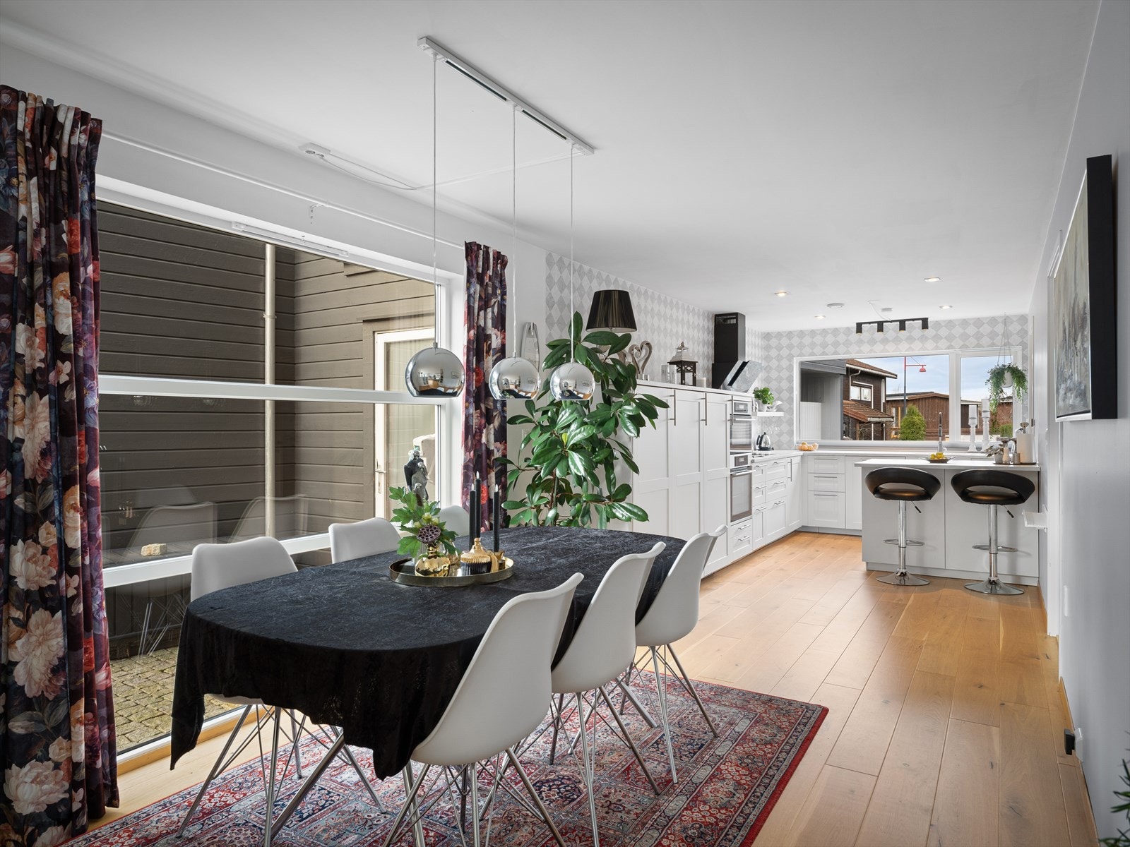 Her kan du virkelig dekke opp til langbord. Høytid med 25 mann er fullt mulig. Gjennomgående god vindusbruk for naturlig lys og utsyn til eget, skjermet uterom. Galleribilde