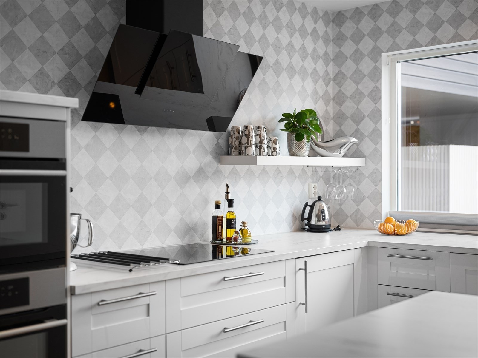 Designvifte. Kjøkkenet har enkel tilgang rett fra vaskerom/bi-inngang. Svært praktisk i hverdagslogistikken og funksjonaliteten. Galleribilde