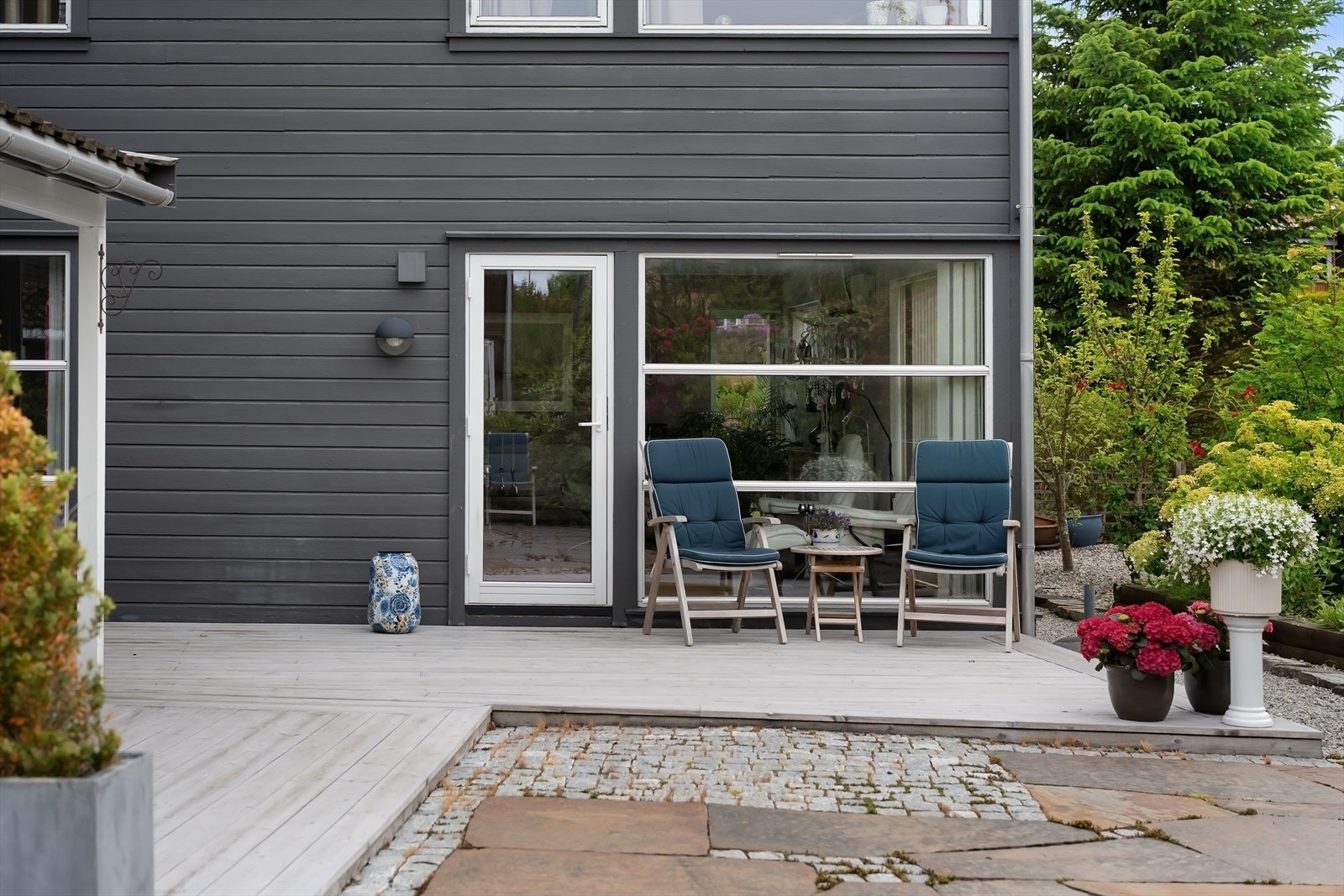 Fin flyt mellom inne og ute. Solrike uterom som innbyr til besøk og sosial samling. Galleribilde