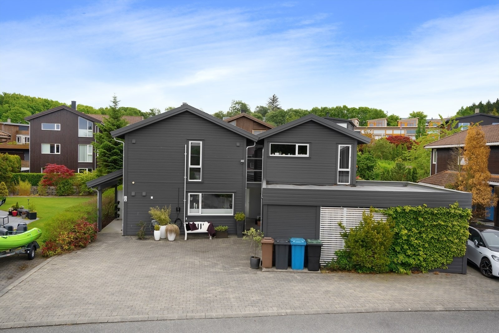 Virkelig komplette forhold både med bolig og plassering. Rolig gate. Tilbaketrukket og privat. Store, lettstelte uterom. God parkering. Galleribilde