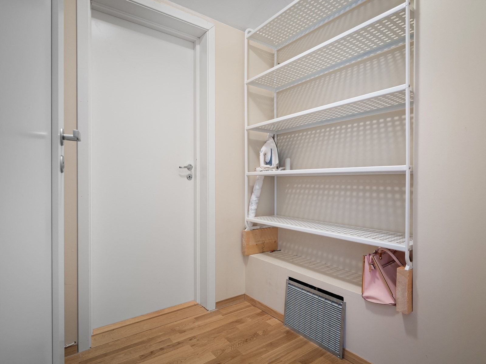 En av flere boder som gir gjennomgående god lagringskapasitet. Galleribilde